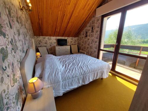 une petite chambre avec un lit et une fenêtre dans l'établissement Duplex lumineux de 55m² à Autrans - 6 pers - Pieds des pistes, proche commerces et navette ski - FR-1-737-21, à Autrans