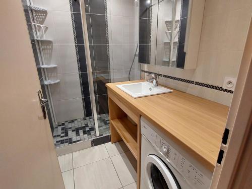 un piccolo bagno con lavandino e doccia di Appartement Autrans-Méaudre en Vercors-Autrans, 2 pièces, 4 personnes - FR-1-737-23 ad Autrans