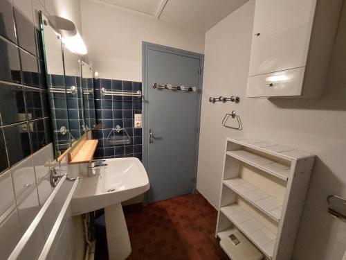 y baño blanco con lavabo y ducha. en Maison Autrans-Méaudre en Vercors-Autrans, 3 pièces, 4 personnes - FR-1-737-41 en Autrans