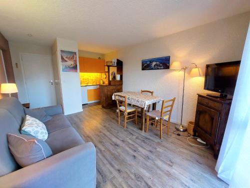 un salon avec un canapé et une table dans l'établissement Charmant appartement à Autrans, 40m², 4 pers, proche centre et pistes de ski - FR-1-737-30, à Autrans