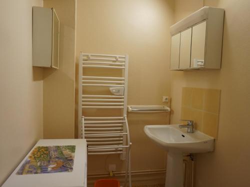 une petite salle de bain avec un lavabo et un miroir dans l'établissement Charmant T3 avec Balcon Sud à 650m du Centre et des Pistes à Autrans - 6 Pers, Parking, Animaux OK - FR-1-737-35, à Autrans
