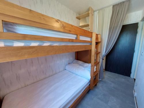 a couple of bunk beds in a room at Appartement à Autrans, 39m², 6 pers, proche pistes et village, balcon est, parking privé - FR-1-737-42 in Autrans