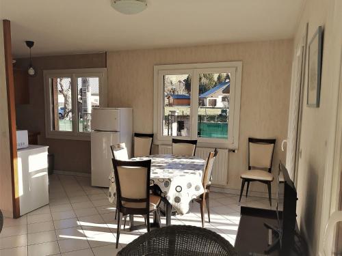 une cuisine avec une table et des chaises dans une cuisine dans l'établissement Appartement à Autrans - 57 m², 4 pers, proche centre et pistes de ski - FR-1-737-60, à Autrans