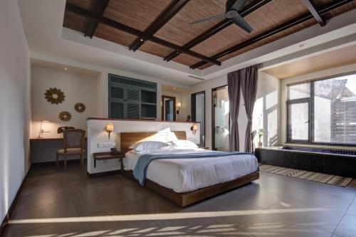 1 dormitorio con cama grande y ventana grande en Vangen Hotel, en Miyun