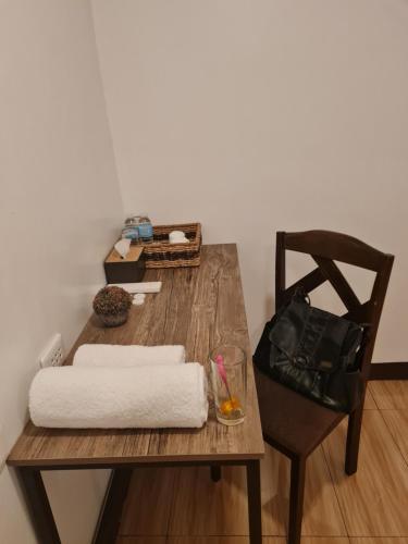une table en bois avec une chaise et un bureau avec une serviette dans l'établissement Hideaways Restobar and Resort, 
