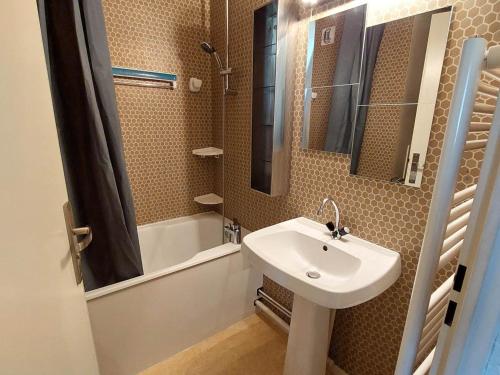 Ένα μπάνιο στο Charmant studio montagnard - 3 pers, parking, au pied des pistes - FR-1-737-57