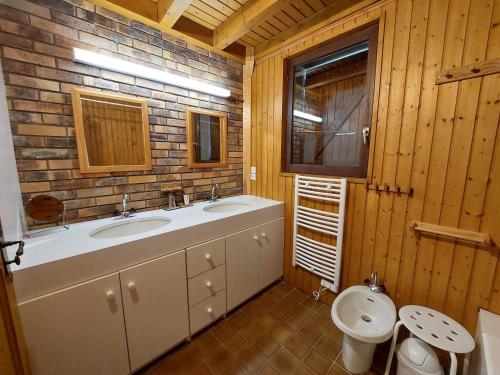 une salle de bain avec deux lavabos et un WC dans l'établissement Maison calme à Autrans, proche pistes & centre, 3 ch, cheminée, wifi, animaux acceptés - FR-1-737-61, à Autrans