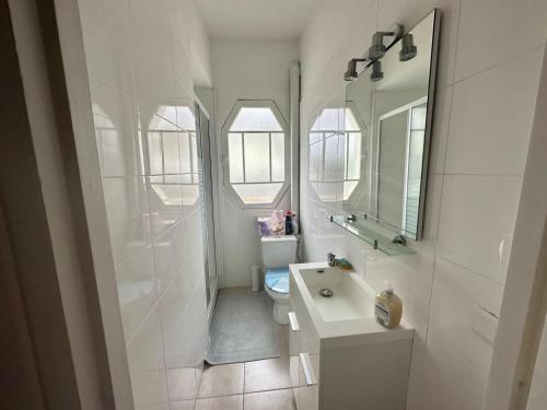 La salle de bains est pourvue d'un lavabo, de toilettes et d'un miroir. dans l'établissement Appartement Trouville-sur-Mer, 2 pièces, 2 personnes - FR-1-712-67, à Trouville-sur-Mer