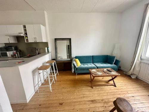 un salon avec un canapé bleu et une table dans l'établissement Charmant 2 pièces proche centre et plage avec parking à Trouville - FR-1-712-67, à Trouville-sur-Mer
