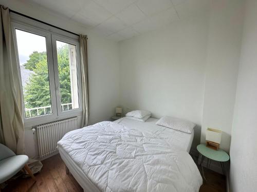 une chambre blanche avec un lit et une fenêtre dans l'établissement Charmant 2 pièces proche centre et plage avec parking à Trouville - FR-1-712-67, à Trouville-sur-Mer