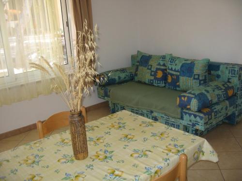 a living room with a table and a couch at Guest House Cattonaro in Šilo