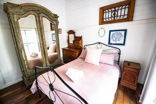 Galeriebild der Unterkunft Pet Friendly Shirley Blue House and Studio in Byron Bay