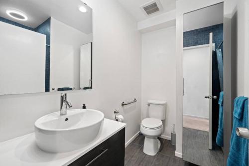 Koupelna v ubytování Luxurious 4Bdrm Home with Private Backyard near SOFI, LAX