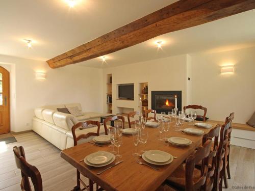 - une salle à manger avec une table, des chaises et un canapé dans l'établissement Gîte confortable avec jardin privatif, 4 chambres, étang, animaux, à Céaucé - FR-1-497-6, à Céaucé