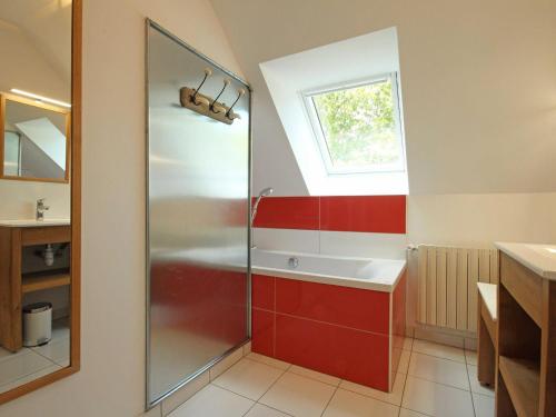 une salle de bain avec douche et lavabo dans l'établissement Gîte confortable avec jardin privatif, 4 chambres, étang, animaux, à Céaucé - FR-1-497-6, à Céaucé