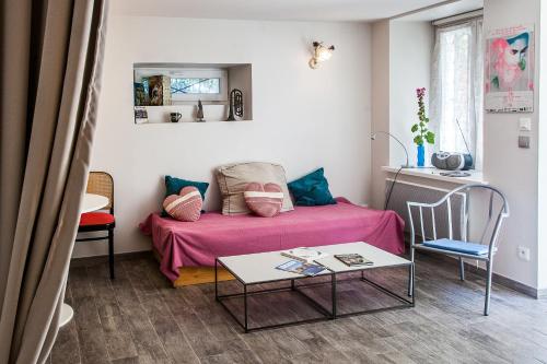 Habitación pequeña con cama y mesa en Studio des Musiciens - quartier Orangerie, en Estrasburgo