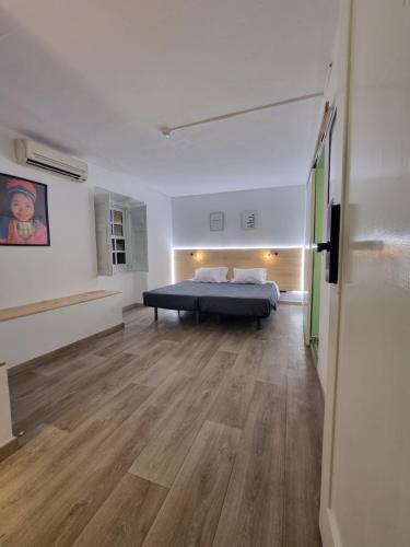 una camera con letto al centro della stanza di Wonder Charm Guesthouse ad Albufeira