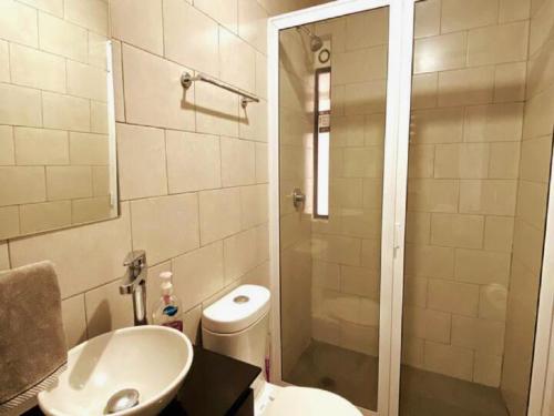 La salle de bains est pourvue de toilettes, d'un lavabo et d'une douche. dans l'établissement Private condominium in Mexico City: 2B 2B, à Mexico