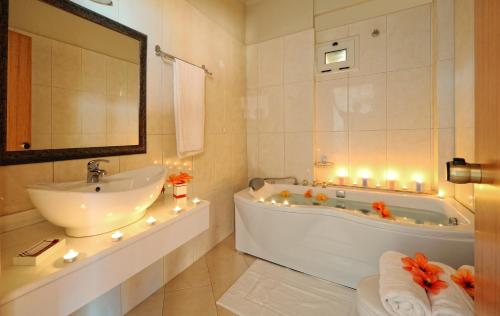 Bilik mandi di Notos Heights Hotel & Suites