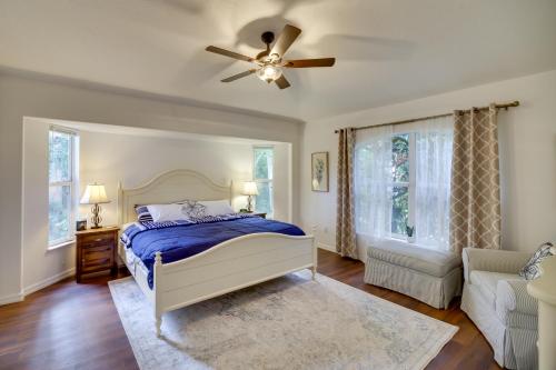 um quarto com uma cama e uma ventoinha de tecto em Casa Blanco Florida Escape Pool, Fire Pit and Grill em Sebastian