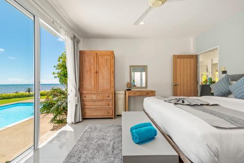 sypialnia z łóżkiem i widokiem na ocean w obiekcie Beachfront Villa Baan Rim Haad 3BR w mieście Lamai