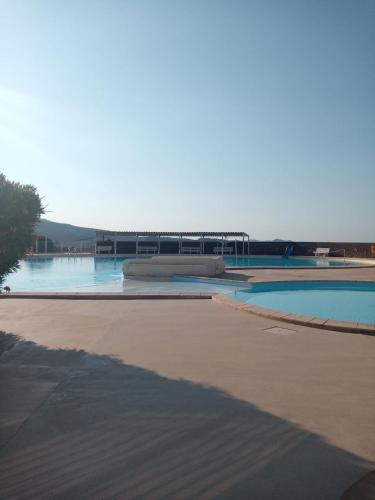 une piscine vide avec un pont en arrière-plan dans l'établissement Capitou, à Fréjus