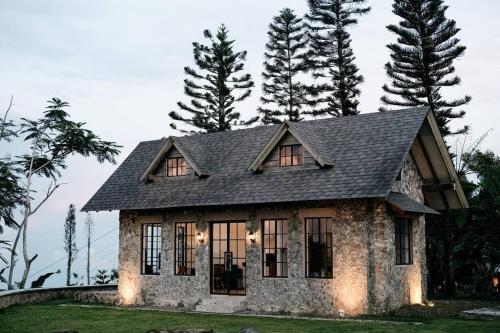 セブシティにあるThe Old Country Stone Houseの黒屋根の石造家