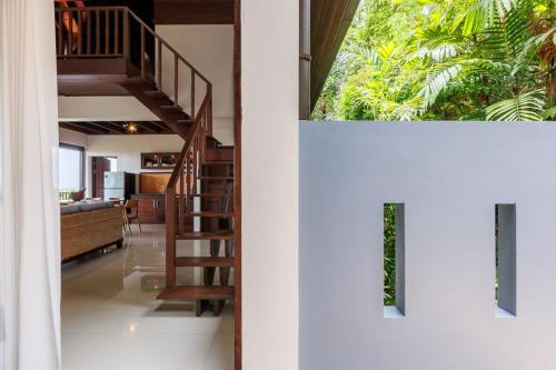 uma escada numa casa com uma sala de estar em Baan Suay Villa em Salad Beach