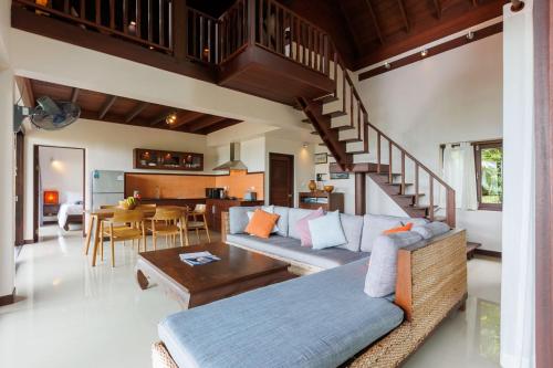 un soggiorno con divano e tavolo di Baan Suay Villa a Salad Beach