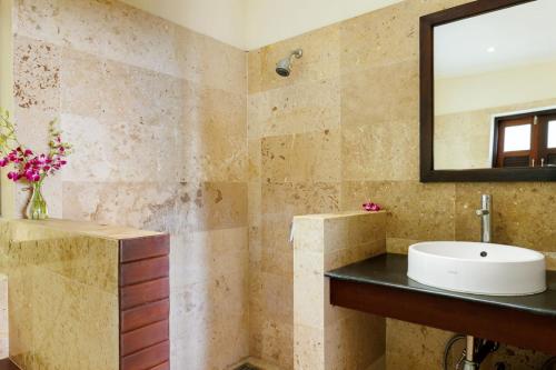 Bilik mandi di Baan Suay Villa