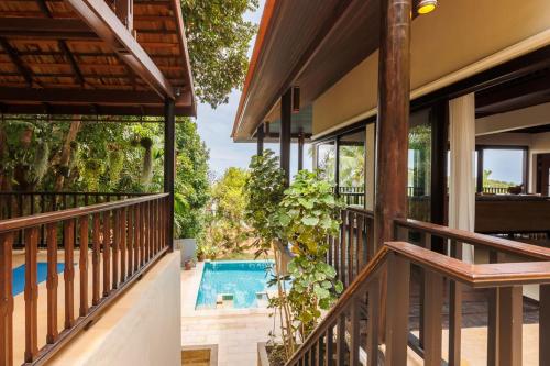 Kolam renang di atau dekat dengan Baan Suay Villa