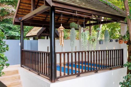 Taman di luar Baan Suay Villa