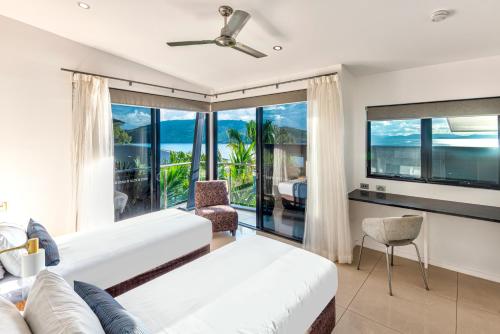 1 dormitorio con cama y ventana grande en Edge Penthouse on Hamilton Island by HIHA en Isla Hamilton