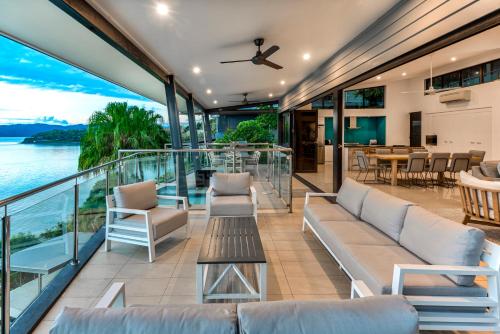 Zona de estar de Edge Penthouse on Hamilton Island by HIHA