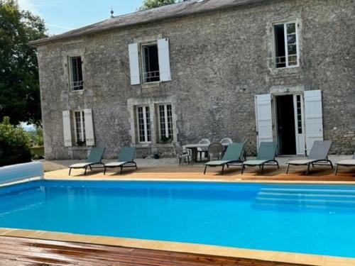 une maison avec piscine devant un immeuble dans l'établissement Grande maison rénovée avec piscine privée et parc, idéale pour vacances en famille en Dordogne - FR-1-616-216, à Savignac-les-Églises