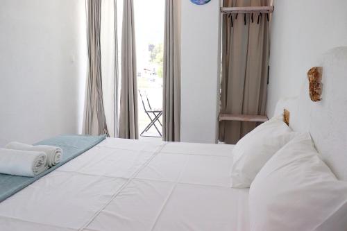 Een bed of bedden in een kamer bij BY THE SEA ROOMS, AVLAKI