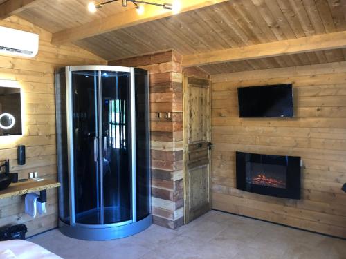 een sauna met een open haard in een kamer bij Les chalets du Haras de Tesa, proche Ile-Rousse in Occhiatana