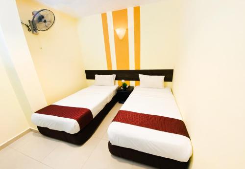 a room with two beds in a room at Sun Inns D'mind 3 Seri Kembangan in Seri Kembangan