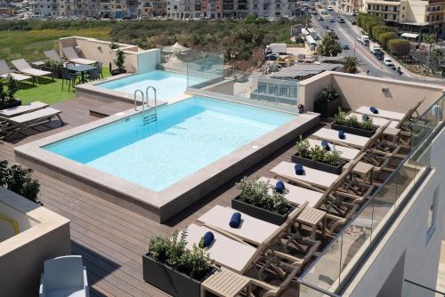 una vista aérea de una piscina en la parte superior de un edificio en Portside Lodge, en Marsaskala