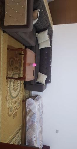 uma vista superior de um quarto com uma cama e almofadas em Jarash em Gérasa