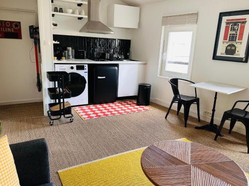 尼奧爾的住宿－Bel appartement, Birds, Secteur Boinot - wifi, netflix，厨房配有桌椅和柜台。