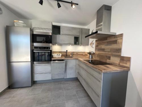 Kuchyň nebo kuchyňský kout v ubytování Appartement vue mer