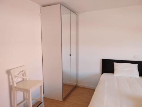 1 dormitorio con cama y armario de cristal en SEA Villa Rosa Charm Seaside and Garden, en Oporto