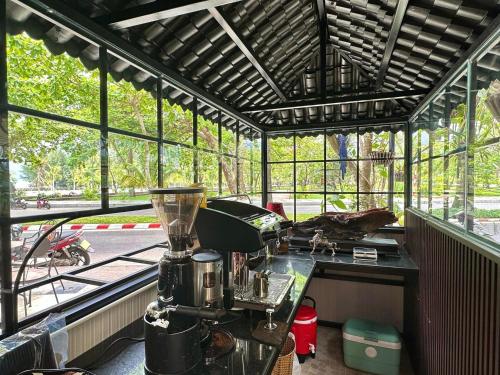una cocina con licuadora en un mostrador junto a una ventana en Con Son Island Hotel en Con Dao