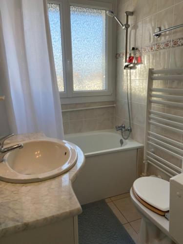 y baño con bañera, lavabo y aseo. en BELLE VUE MER - Villers sur mer, en Villers-sur-Mer