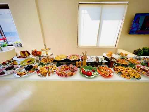 einen Tisch mit einem Haufen verschiedener Arten von Speisen in der Unterkunft Rozmari and Spa in Agia Galini
