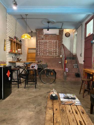 台南的住宿－樂宅1960，一间房间,里面设有桌子和自行车