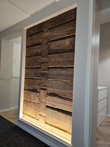 a large wooden wall in a room at Juuri valmistunut uudiskohde in Vaasa