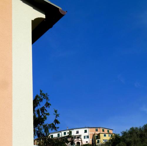uma vista para um edifício e um céu azul em Al Molino delle Ghiare em Levanto