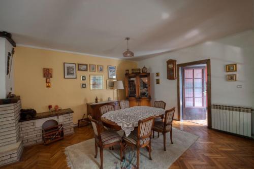 Un comedor con mesa y sillas en Two Towers, en Pančevo
